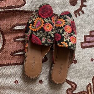 Indigo Rd. Black Embroidered Floral Slide Mules